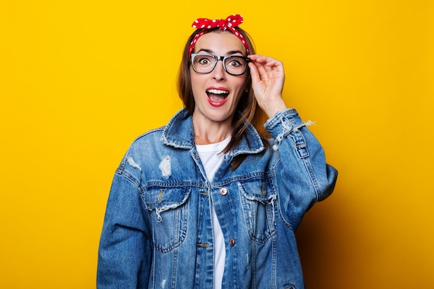 Sonriente, mujer joven, con, diadema