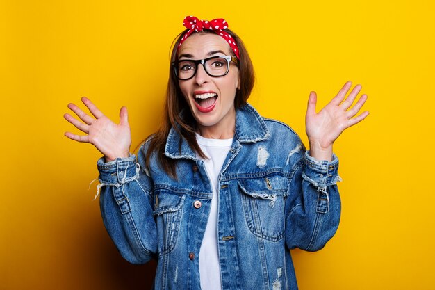 Sonriente, mujer joven, con, diadema