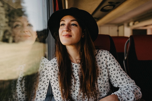 sonriente, mujer joven, equitación, un, entrenador