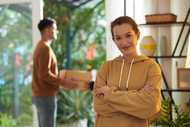 sonriente, mujer joven, esperar, para, entrega