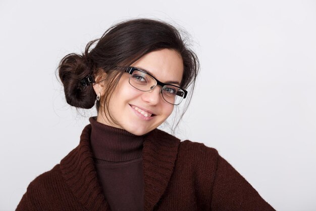 Sonriente mujer joven con gafas