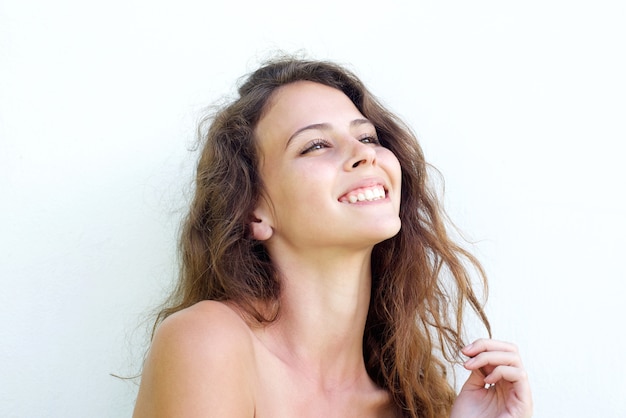 Sonriente mujer joven con la mano en el cabello