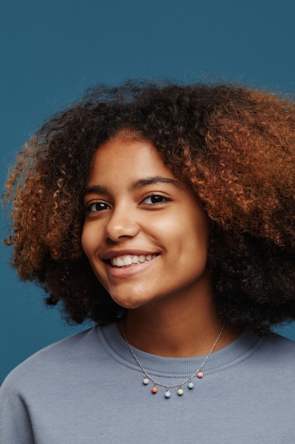 Sonriente, mujer joven, con, natural, pelo rizado