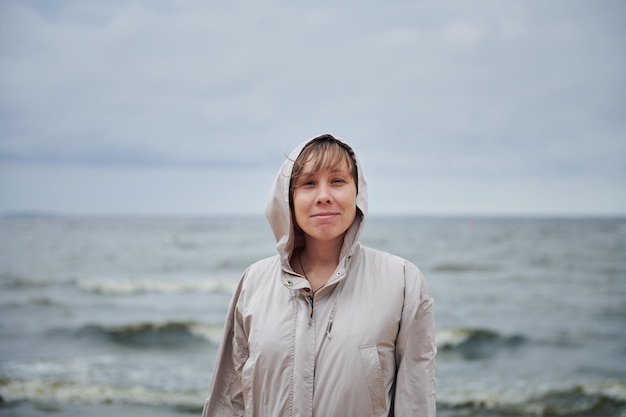 sonriente, mujer joven, posición, cerca, mar