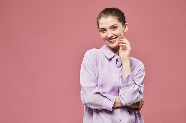 sonriente, mujer joven, en, rosa, mínimo