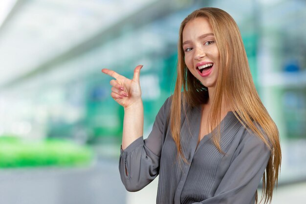 sonriente, mujer joven, señalar