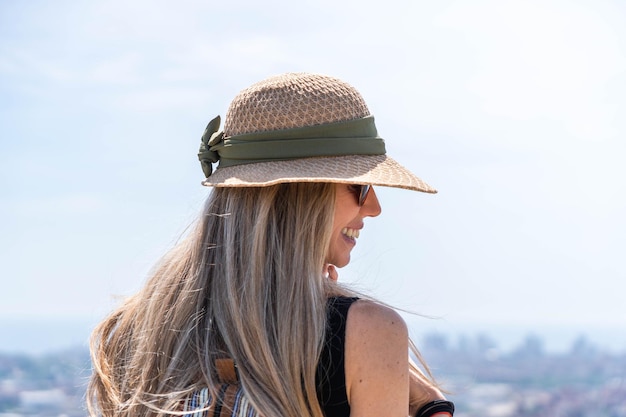 sonriente, mujer joven, sentado