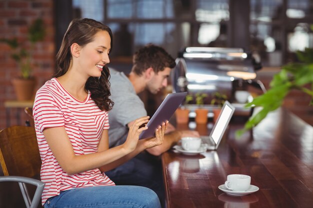 Sonriente mujer joven con tableta