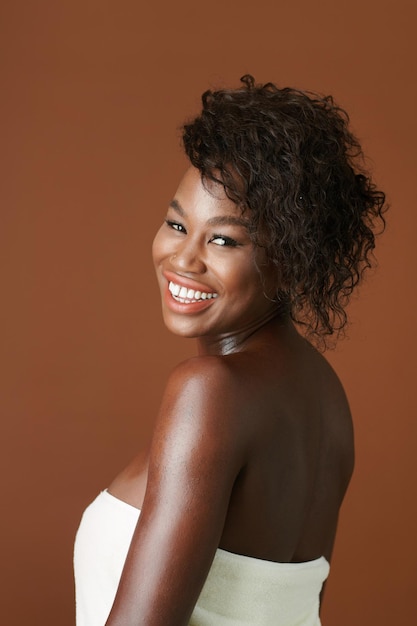 sonriente, mujer joven, en, toalla de baño