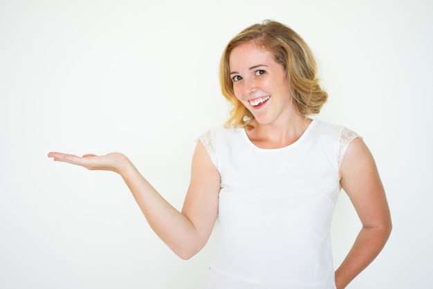 Sonriente mujer linda con espacio vacío en Palm