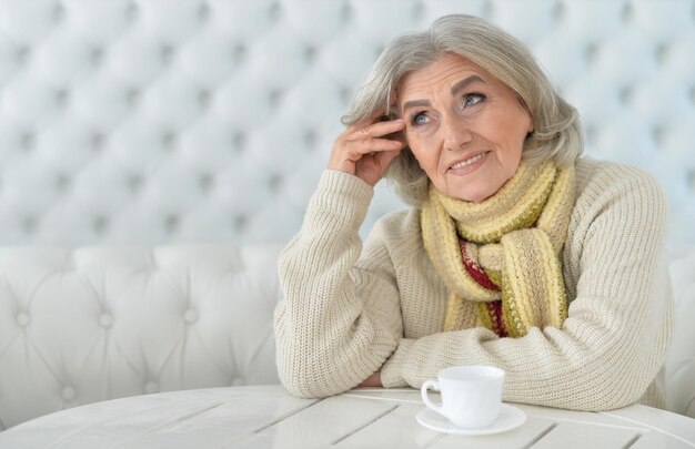 Sonriente, mujer madura, con, taza de té