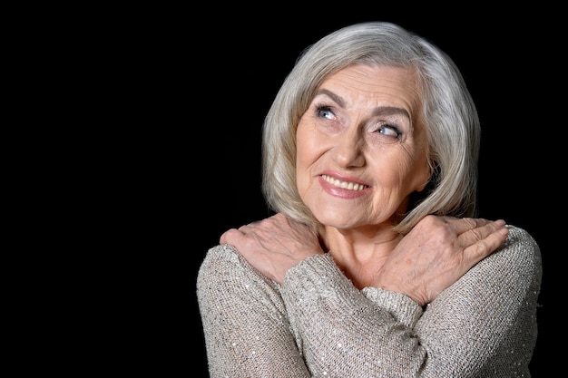 sonriente, mujer mayor, posar