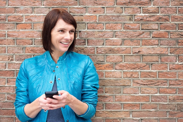 Sonriente mujer mayor con teléfono móvil