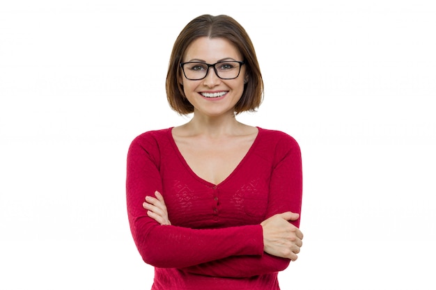 Sonriente mujer de mediana edad con los brazos cruzados en blanco b