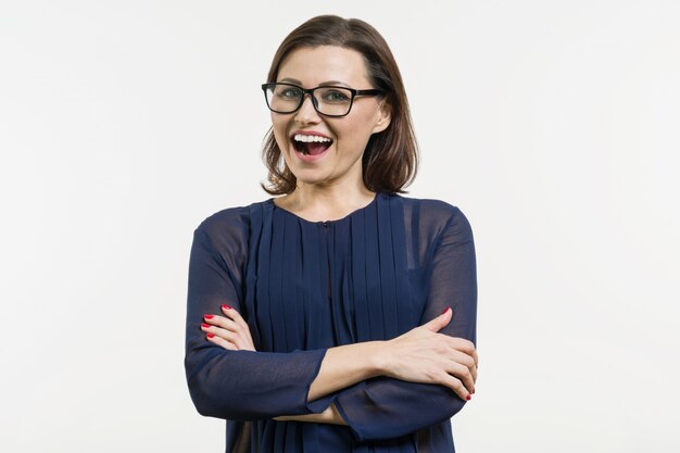 Sonriente mujer de mediana edad con los brazos cruzados