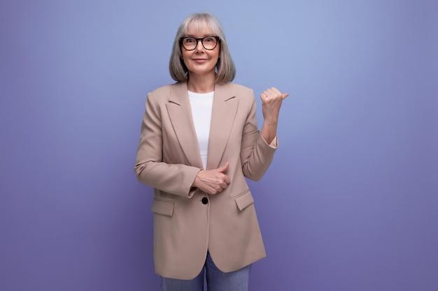 Sonriente mujer de mediana edad con una elegante chaqueta sonriendo en un brillante estudio de fondo