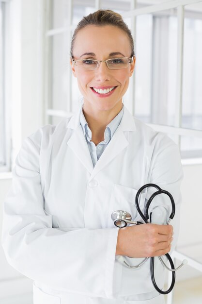 Sonriente mujer médico con estetoscopio en el hospital