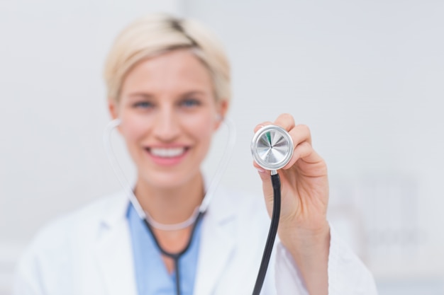 Sonriente mujer médico con estetoscopio