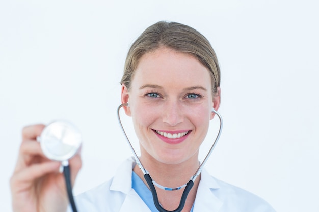 Sonriente mujer médico con estetoscopio