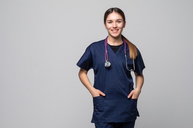 Foto sonriente mujer médico con estetoscopio