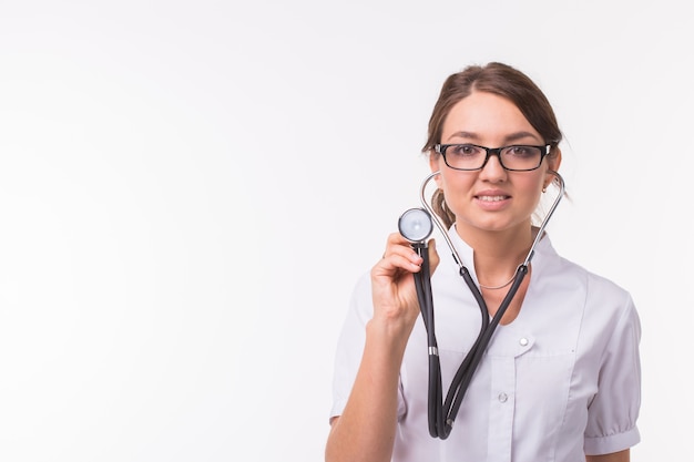 Sonriente mujer médico con fonendoscopio sobre fondo blanco con espacio de copia