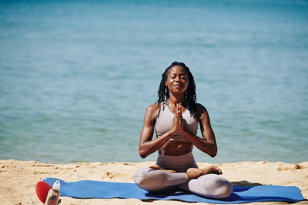 Sonriente mujer meditando