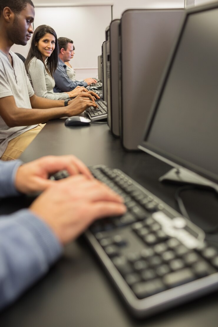 Foto sonriente mujer mirando hacia arriba desde la clase de informática