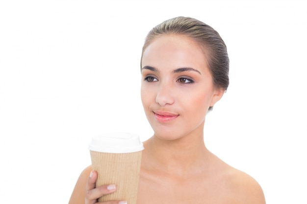 Sonriente mujer morena sosteniendo una taza de café