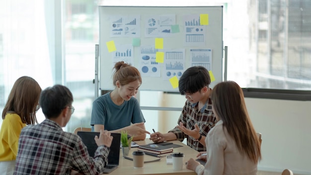 Sonriente mujer de negocios asiática que dirige una reunión corporativa con varios colegas, entrenadores, consultores de capacitación de empleados, discuten la estrategia del proyecto, comparten ideas, el concepto de negociación de alianzas comercialesxA