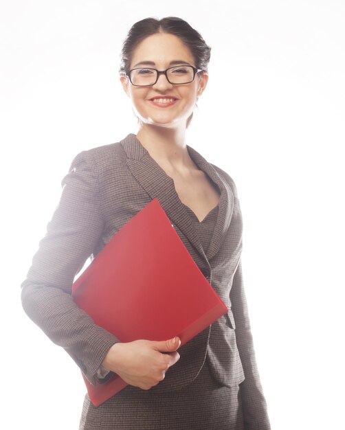 Sonriente mujer de negocios con carpeta roja