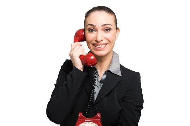 Sonriente mujer de negocios hablando por teléfono. Aislado en blanco