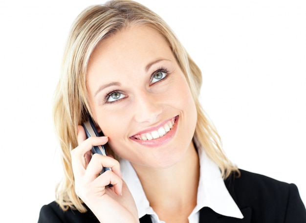 Sonriente mujer de negocios hablando por teléfono