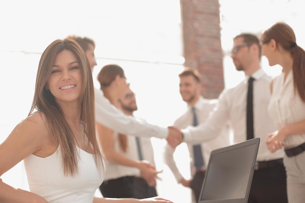 Sonriente mujer de negocios en oficina moderna el concepto de cooperación