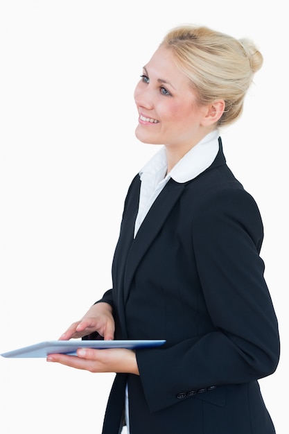 Sonriente mujer de negocios con tableta digital mirando a otro lado