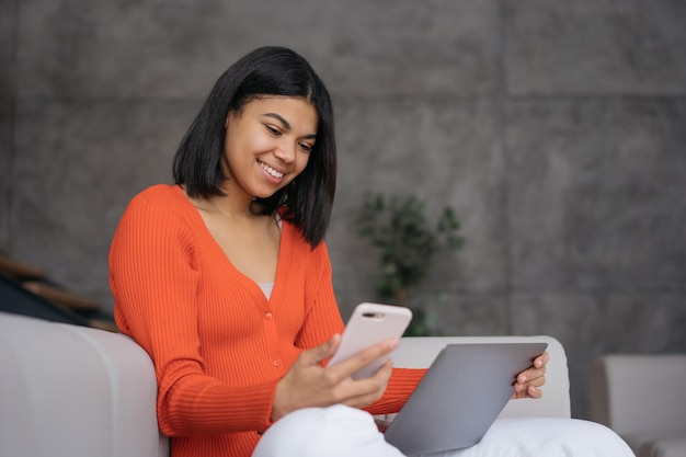 Sonriente mujer de negocios usando una computadora portátil trabajando desde casa Mujer feliz pidiendo comida