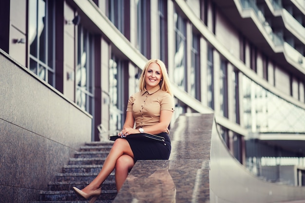 Sonriente mujer de negocios