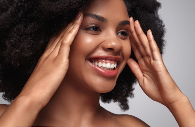 Sonriente mujer negra con piel hermosa