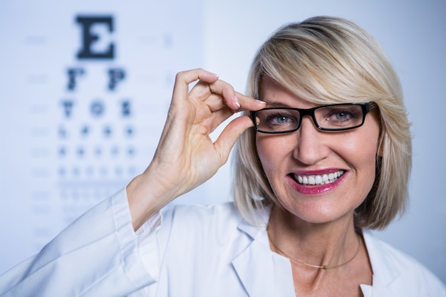 Sonriente mujer optometrista con gafas