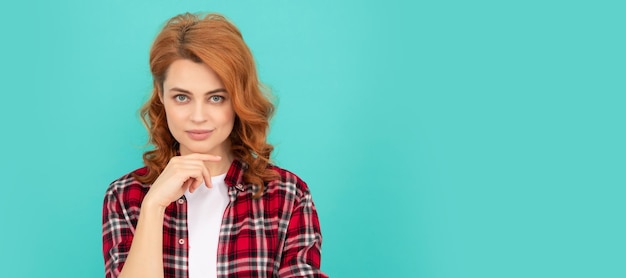 Sonriente mujer pelirroja con cabello rizado en tendencia de camisa casual a cuadros Mujer aislada cara retrato banner con maqueta copyspace