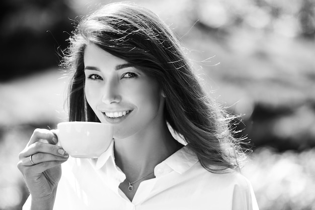 Sonriente mujer pelirroja taza café closeup retrato de joven hermosa mujer sosteniendo la taza de mor