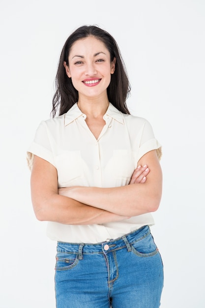 Sonriente mujer de pie con los brazos cruzados