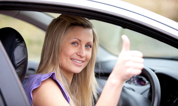 Foto sonriente mujer piloto con el pulgar arriba