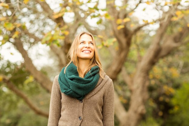 Sonriente mujer plonde mirando a otro lado un día de otoño