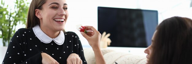 Sonriente mujer en pose de conejo