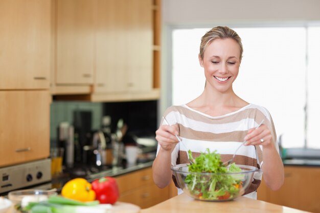 Sonriente mujer preparando comida