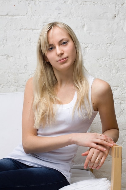 Sonriente mujer rubia con una camisa blanca