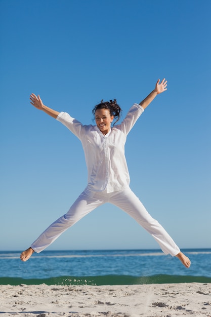 Sonriente mujer saltando