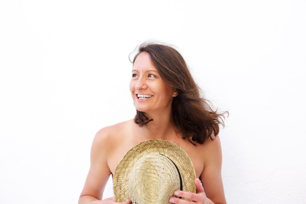 Sonriente mujer con sombrero sobre cuerpo desnudo