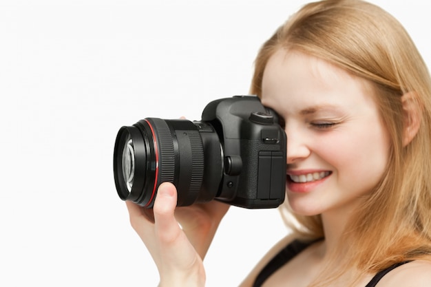 Sonriente mujer sosteniendo una cámara