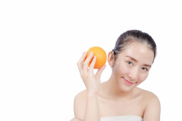 Sonriente mujer sosteniendo una manzana